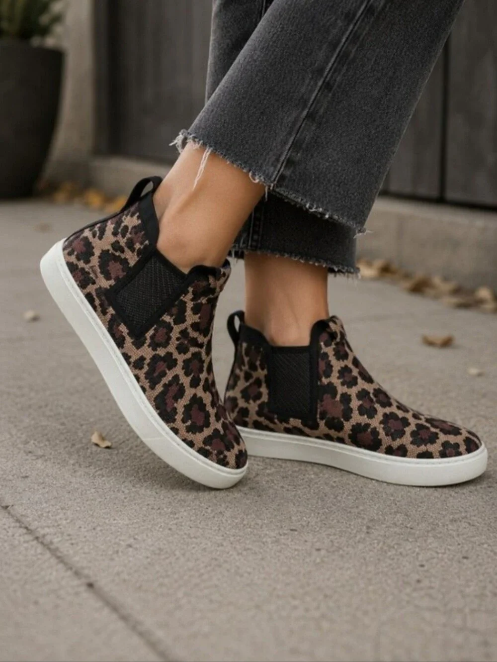 Rothys Limited Edition Wildcat Print Chelsea Booties Size 9.5